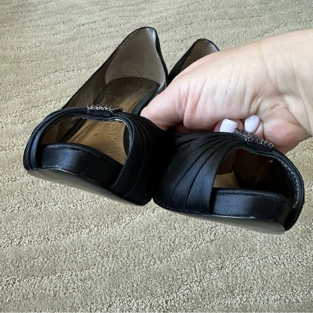 Pelle Moda Lynn Silk Peep Toe Pleated Crystal Platform Heel Pumps Black Size 8.5